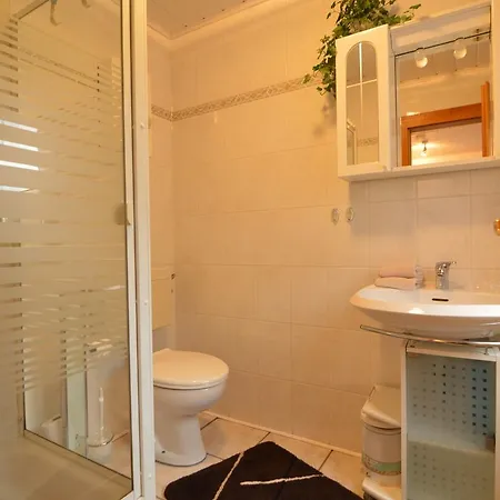 Spacious In With Garden *